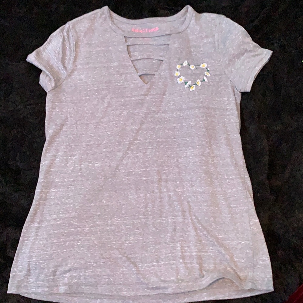 Grey shirt with flower heart